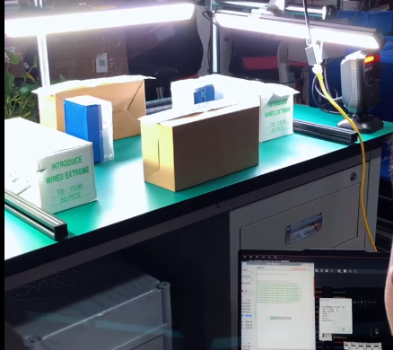 還在為人工掃碼慢、錯(cuò)掃漏掃頭疼？這套定制工作臺(tái)批次掃碼設(shè)備全搞定！搭載 AI 讀碼算法，臟污、模糊條碼都能秒識(shí)別，批次信息實(shí)時(shí)同步系統(tǒng)，按需定制尺寸與接口，適配良好專(zhuān)屬場(chǎng)景～ #AI #批次溯源#定制掃碼設(shè)備 #自動(dòng)掃碼工位.png